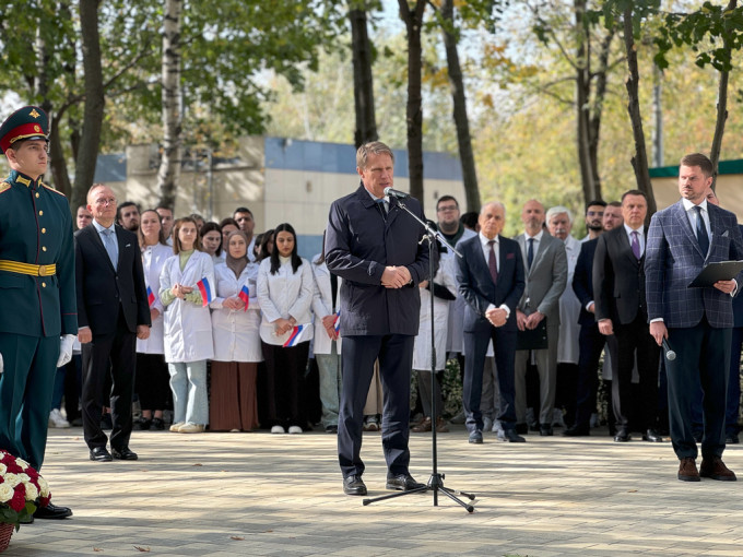 Татьяна Голикова и Михаил Мурашко открыли сквер и бюст Николая Семашко в Москве Татьяна Голикова и Михаил Мурашко открыли сквер и бюст Николая Семашко в Москве.
